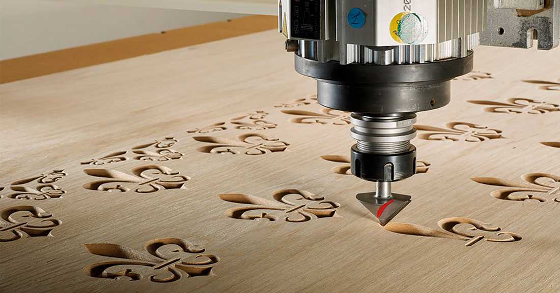 Fresadora cnc cortando tablero de madera en primer plano